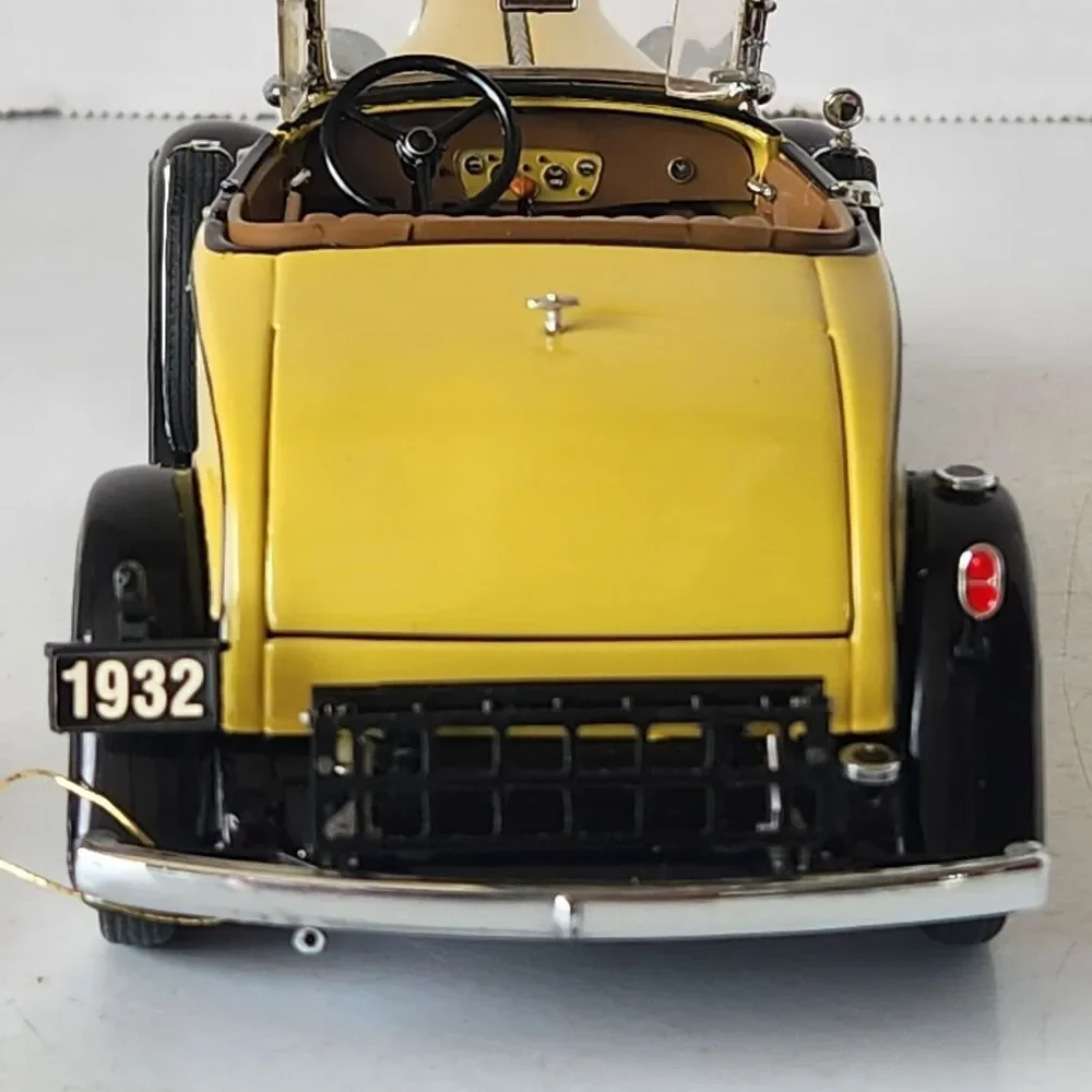 Franklin Mint Yellow 1932 CHEVROLET CONFEDERATE ROADSTER 1:24 w/Papers & Box